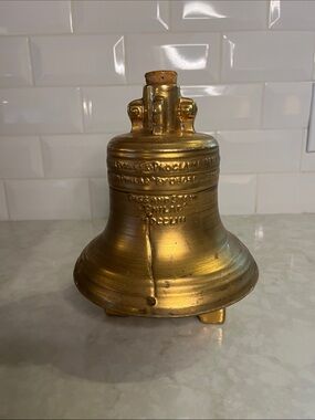 Vintage 1976 Philadelphia  Blended whiskey Liberty bell decanter.  ? Jim Beam